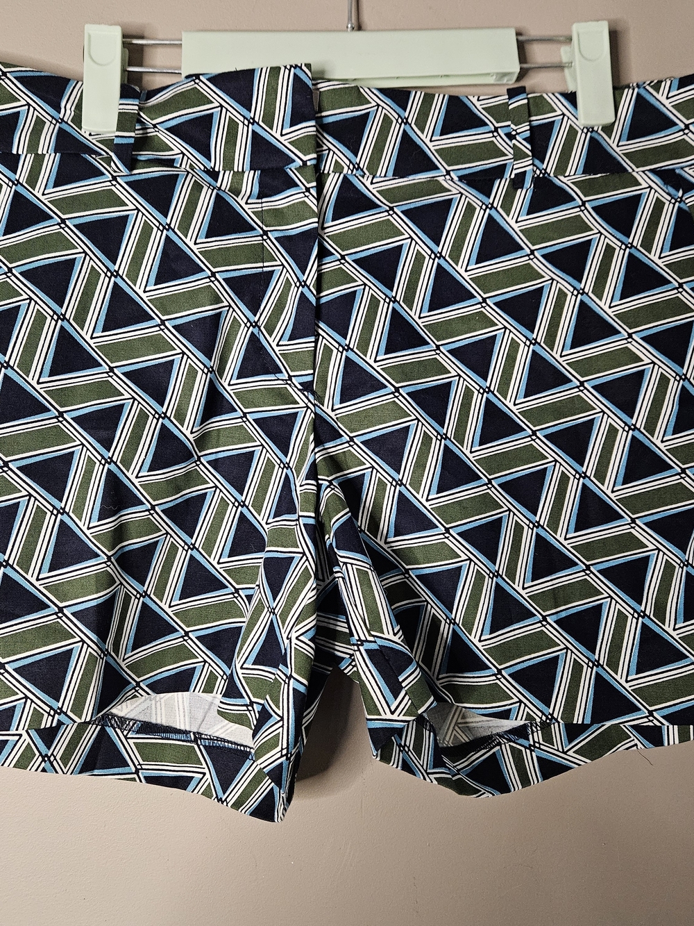 Ann Taylor WoMen's Geometric Print Shorts in Navy, Olive & White. Size 8